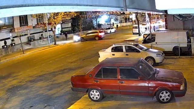 Otomobilin çarptığı motokurye yaralandı: Kaza anı kamerada
