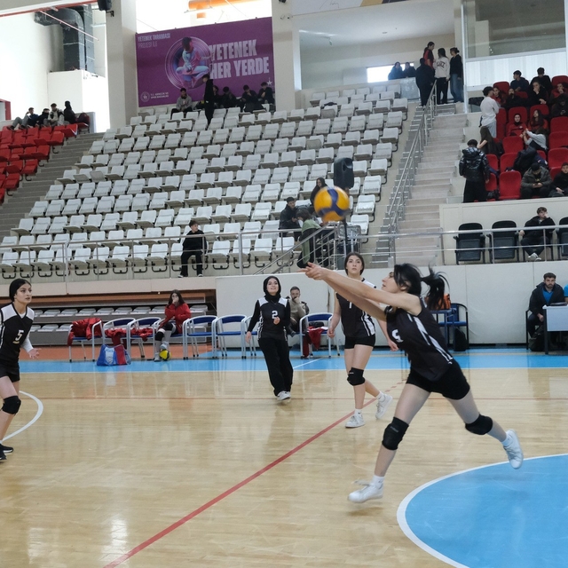 Genç sporcular sahada: Voleybol İl Birinciliği finali devam ediyor