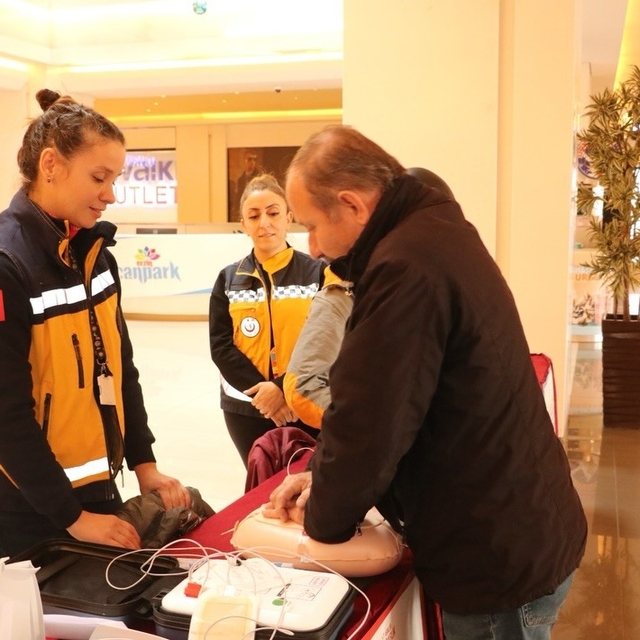 Vatandaşlara OED cihazı ve ilk müdahale eğitimi verildi