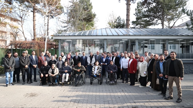 Muş Valisi Avni Çakır, engelli bireylerle buluştu