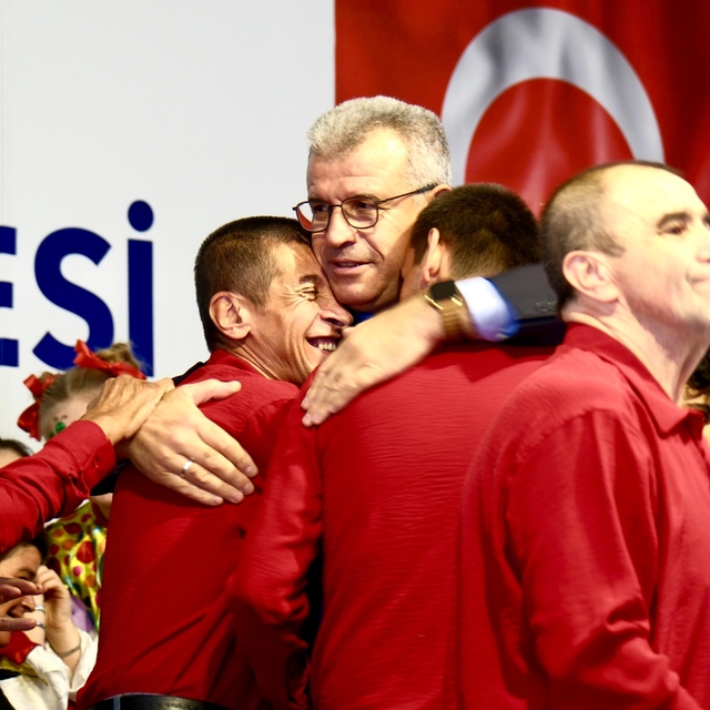 Karabiga'da 3 Aralık Coşkusu, Engeller Sevgi ve Umutla Aşılıyor