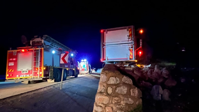 Çanakkale'de devrilen tırdaki 2 kişi yaralandı