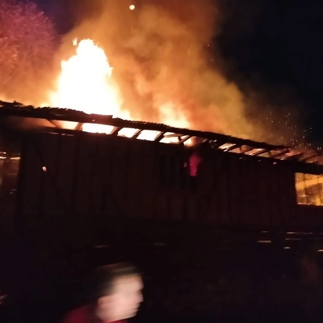 Ahşap ev alev alev yandı