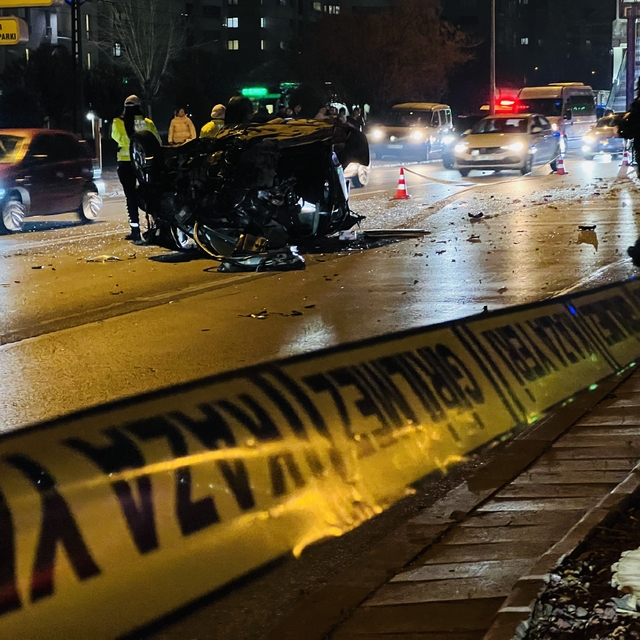 Kontrolden çıkıp ağaca çarpan otomobil alev aldı: 1'i ağır 2 yaralı