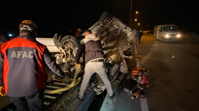 Afyonkarahisar'da köprü demirlerine çarpan otomobildeki 1 kişi öldü, 3 kişi yaralandı