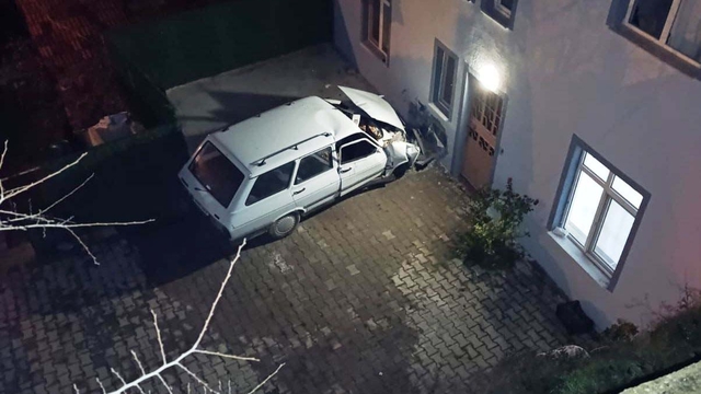 Apartman duvarına çarpan otomobilde sürücü yaralandı, eşi öldü