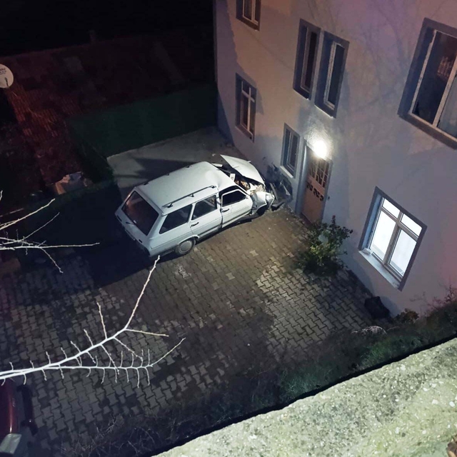 Apartman duvarına çarpan otomobilde sürücü yaralandı, eşi öldü