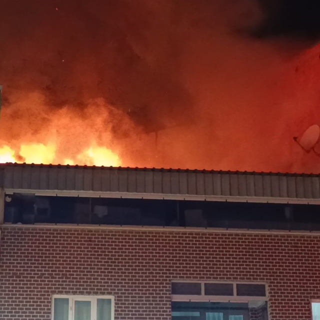 İki katlı evin çatısında çıkan yangın paniğe neden oldu