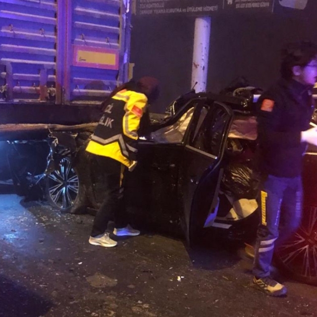 Kütahya'da feci kaza: Tıra arkadan çarpan otomobildeki 4 kişi hayatını kayb...