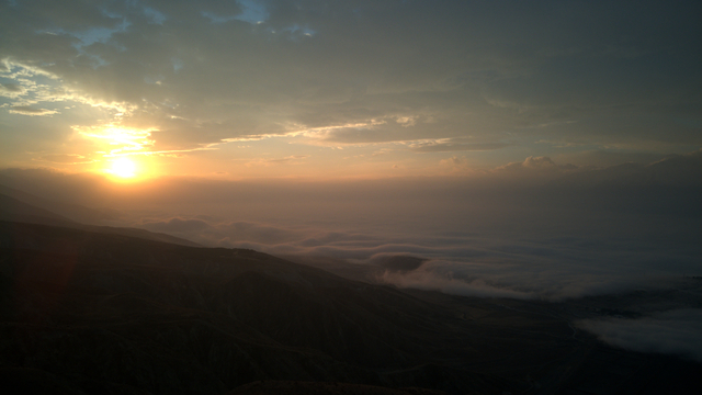 Erzincan'da doğanın muhteşem gösterisi: Sis dağların eteklerine vurdu