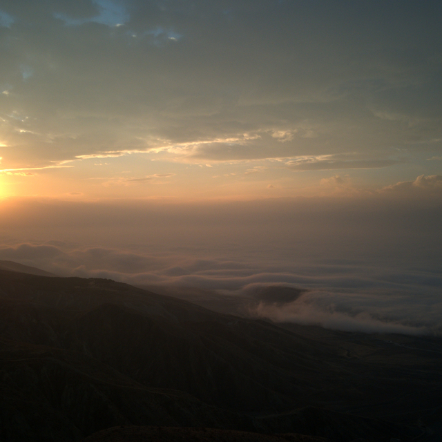 Erzincan'da doğanın muhteşem gösterisi: Sis dağların eteklerine vurdu