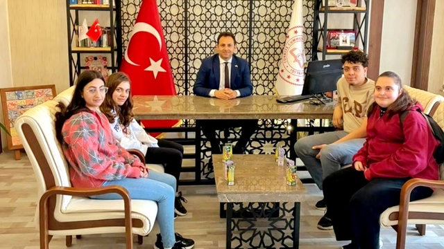 Gelibolu Milli Eğitim Müdürlüğünde özel gereksinimli stajyerler için pasta kesildi