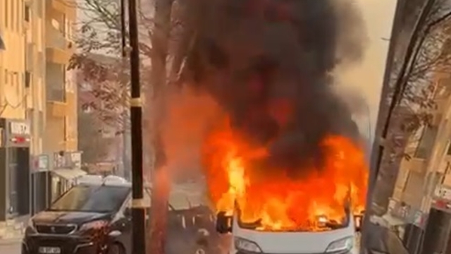 Park halindeki minibüs yandı