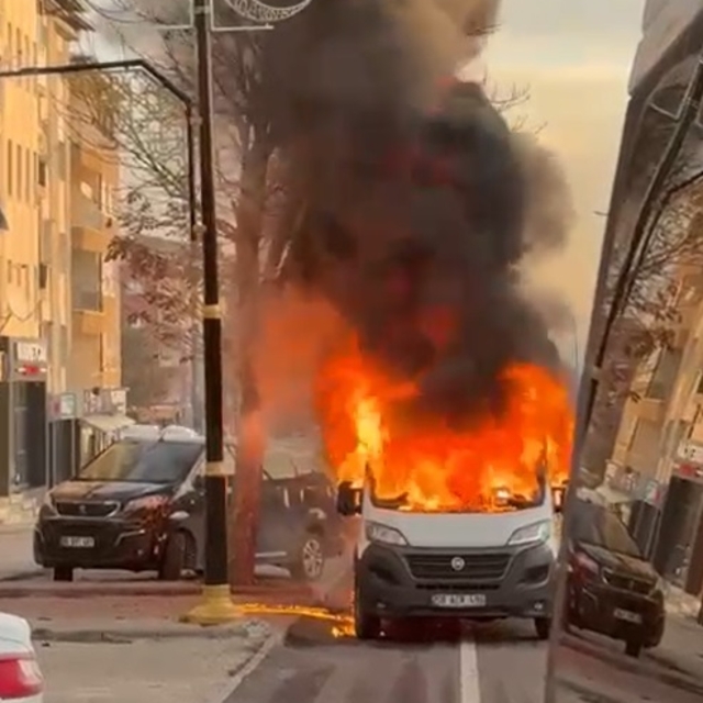 Park halindeki minibüs yandı