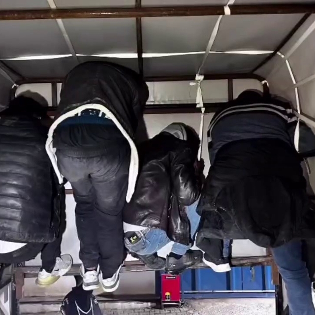Kamyonette tavana tutunarak saklanmaya çalışan 4 göçmen yakalandı