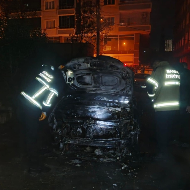 Mardin'de park halindeki otomobilde çıkan yangın söndürüldü