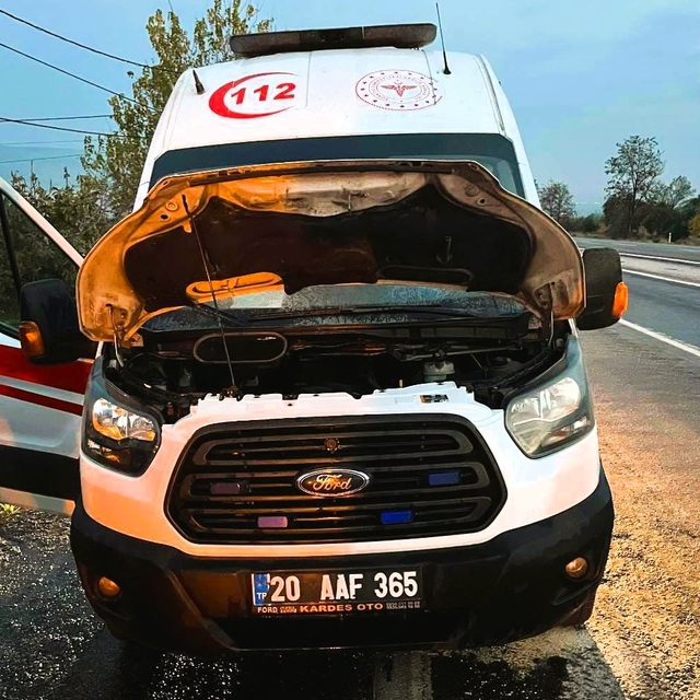 Seyir halindeki ambulans alev aldı