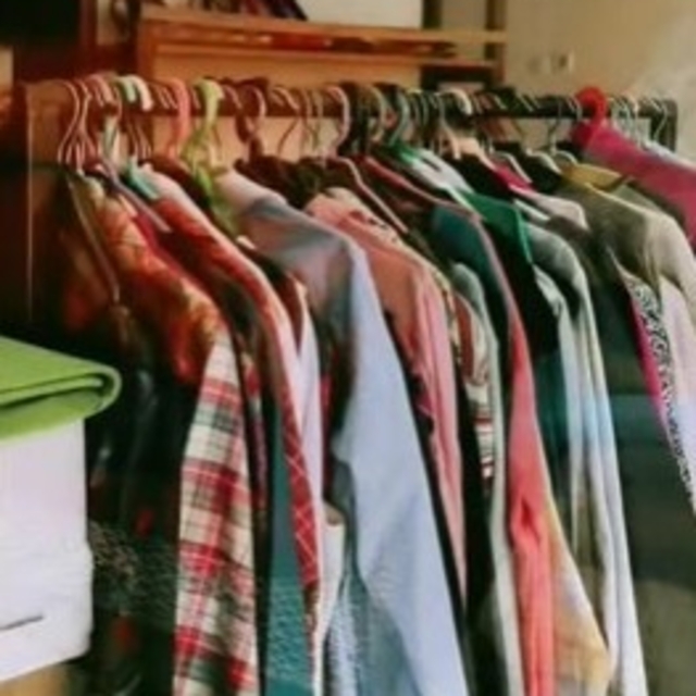 Germencik'te bağışlanan kıyafetler ihtiyaç sahiplerine teslim ediliyor