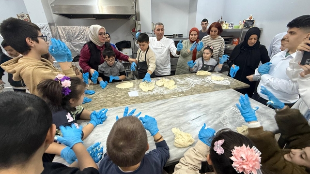 Bursa'da engelliler pizza yaptı