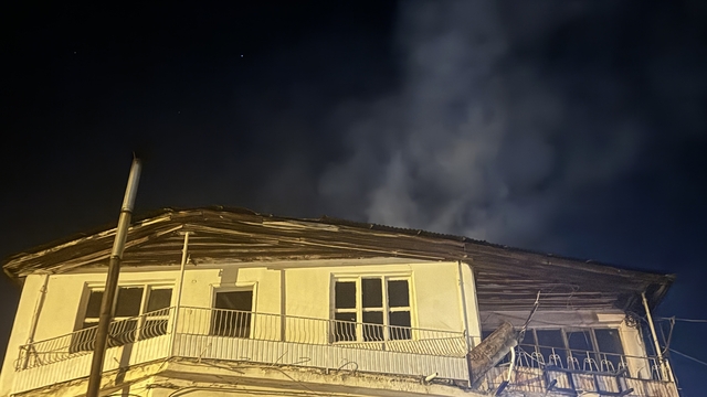 Feke'de evin bacasında çıkan yangın söndürüldü