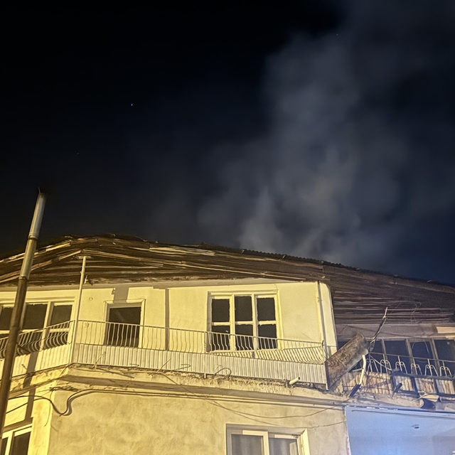 Feke'de evin bacasında çıkan yangın söndürüldü