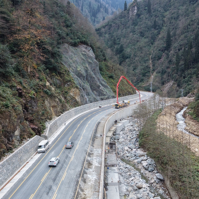 Ayder'de kaya riskine karşı çelik örgülü önlem
