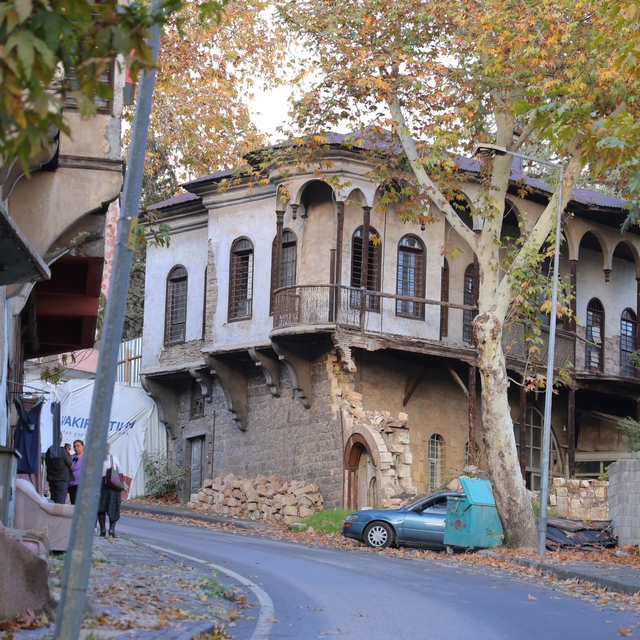 Asırlık tarihi evler restorasyon bekliyor