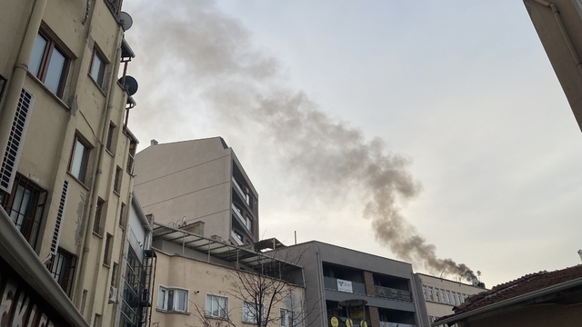 Kömür kazanından çıkan duman hava kalitesini düşürüyor
Dumandan rahatsız olan mahalleli çözüm bekliyor
Recep Özkan
"Bacadan çıkan duman bizi rahatsız ediyor"
"Evde cam açamıyoruz, içeriye duman ve is giriyor"