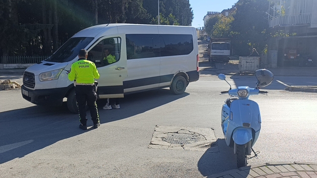 Manavgat'ta minibüsle çarpışan motosikletli yaralandı