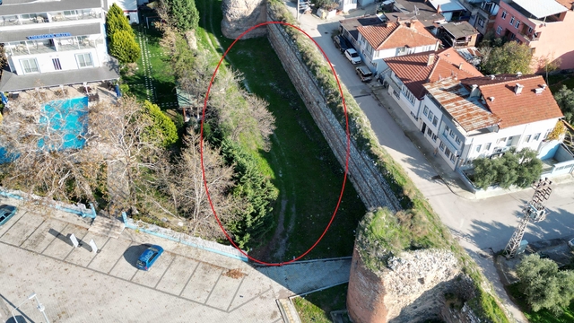 İznik'te tarihi surlar içinde kalan arsasını Papa'nın ziyaretinden bir gün sonra satışa çıkardı