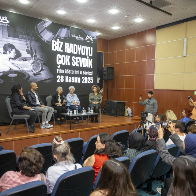 Mersin'de kadın radyocuların hikayesine ışık tutan belgesel gösterimi