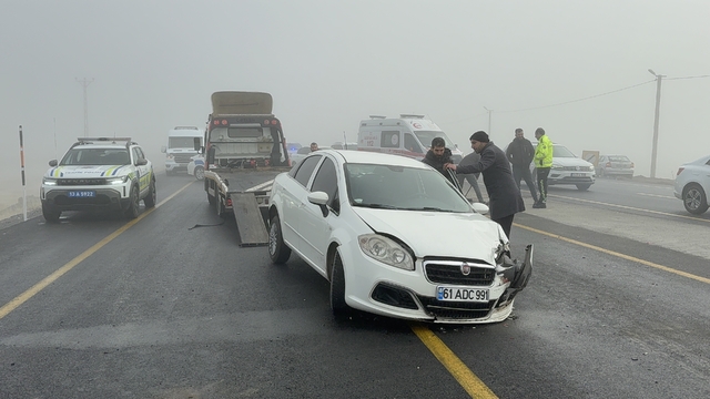 Yoğun sis Tatvan'da zincirleme kazaya neden oldu
