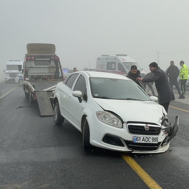 Yoğun sis Tatvan'da zincirleme kazaya neden oldu