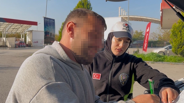 Kendi hatasının faturasını polise kesmeye çalıştı "Biz zaten abone olduk, ayda 10 defa ceza ödüyoruz"
Kış lastiği uygulamasında, yasak saatte araç kullanmaktan ceza yediler