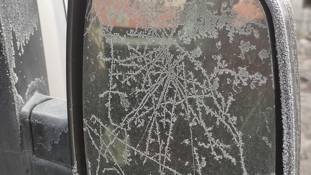 Eksi 17 dereceyi gören kentte araç camları buz tuttu