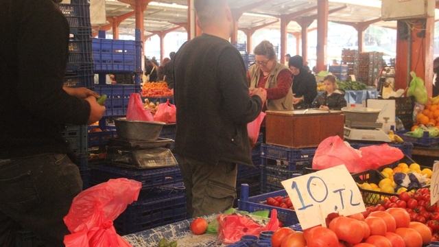 Çanakkale'nin meşhur domatesi tezgahlarda 40 liradan 10 liraya kadar düştü
Çanakkale'de son domates hasadında fiyatlar 10 TL'ye düştü