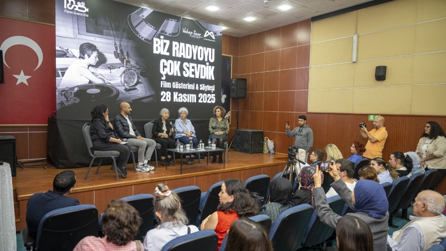Mersin'de kadın radyocuların hikayesine ışık tutan belgesel gösterimi