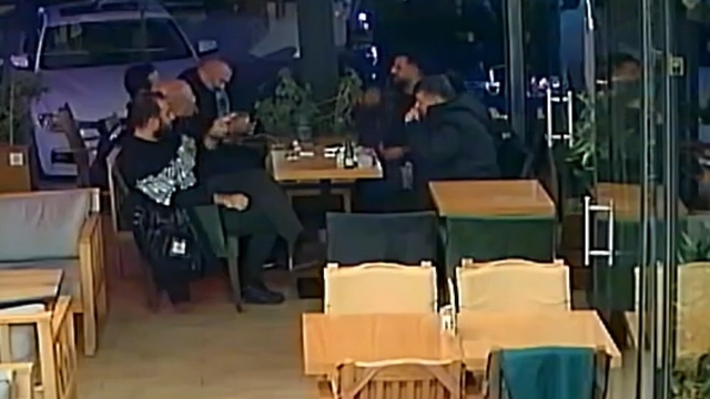 İçtiği çay nefes borusuna kaçan genci Heimlich manevrası kurtardı