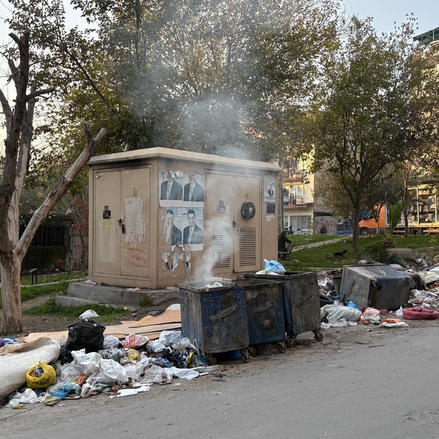 Buca'da park manzaralı çöp dağları
Hemen her parkın yanı başında toplanmaya...