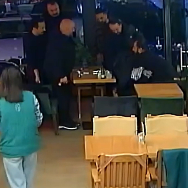 Nefes borusuna çay kaçan arkadaşını Heimlich manevrasıyla kurtardı