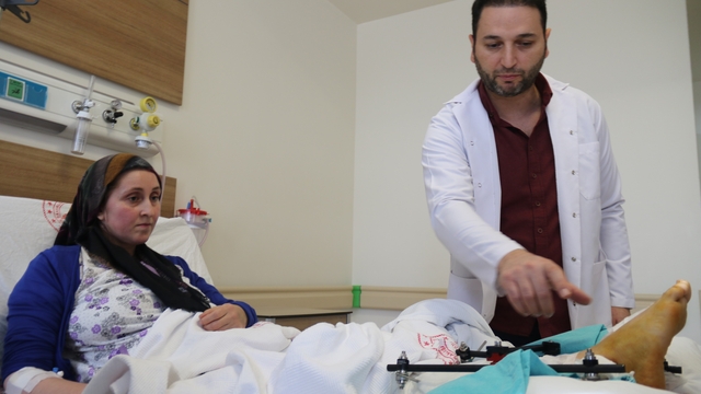 Üç çocuk annesi fabrika işçisinin parçalanan bacakları ampute edilmekten kurtarıldı
Forkliftin altında kalan Özlem Uysal yaşadıklarını anlattı
"Şükrediyorum; daha kötüsü olabilirdi, ölebilirdim"
