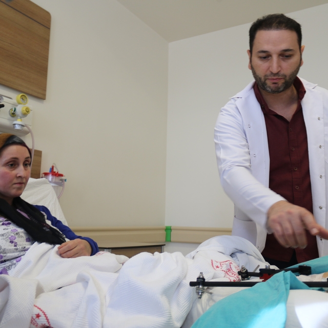 Üç çocuk annesi fabrika işçisinin parçalanan bacakları ampute edilmekten ku...