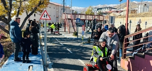 Hakkari polisi özel gereksinimli çocukları trafik eğitim parkında ağırladı
