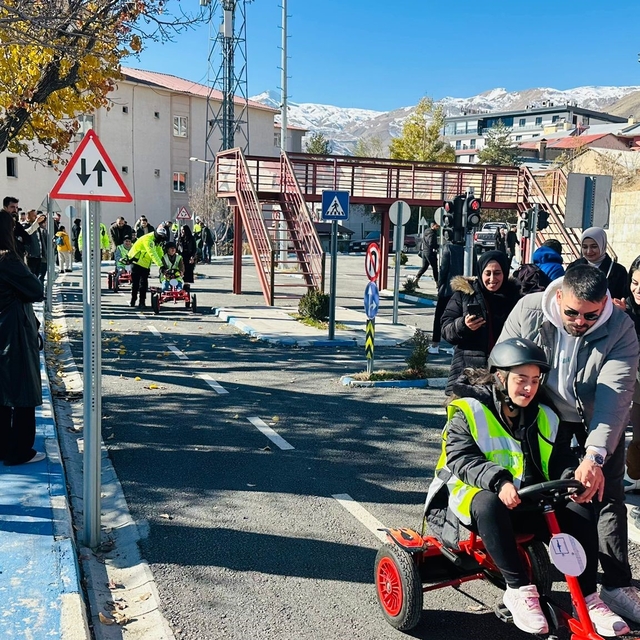 Hakkari polisi özel gereksinimli çocukları trafik eğitim parkında ağırladı