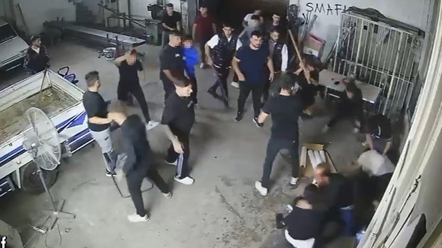 Sopa, kürek ve av tüfekli meydan savaşını andıran kavga kamerada