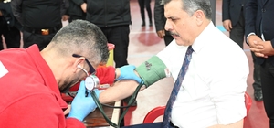 Vali Çiftçi 45'inci kez kan bağışında bulundu
45 kez kan bağışı yaparak en...