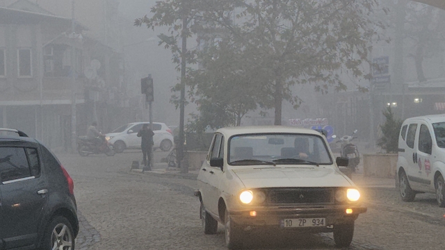 Sındırgı'da sis etkili oldu
