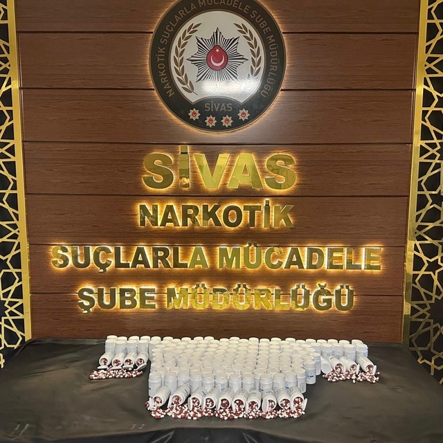 Sivas'ta gerçekleşen narkotik operasyonda 8 bin sentetik ecza ele geçirildi...