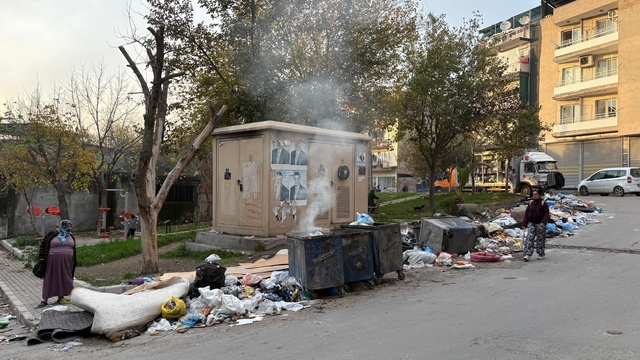 Buca'da park manzaralı çöp dağları
Hemen her parkın yanı başında toplanmayan çöplerin yaydığı kötü koku ve çirkin manzaralar görenleri çileden çıkarıyor