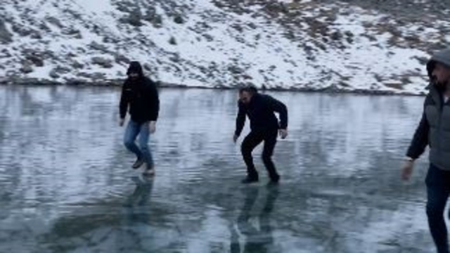 Artvinli gençler buz tutan Karagöl'de taş atıp test ettiler, sonra eğlendiler